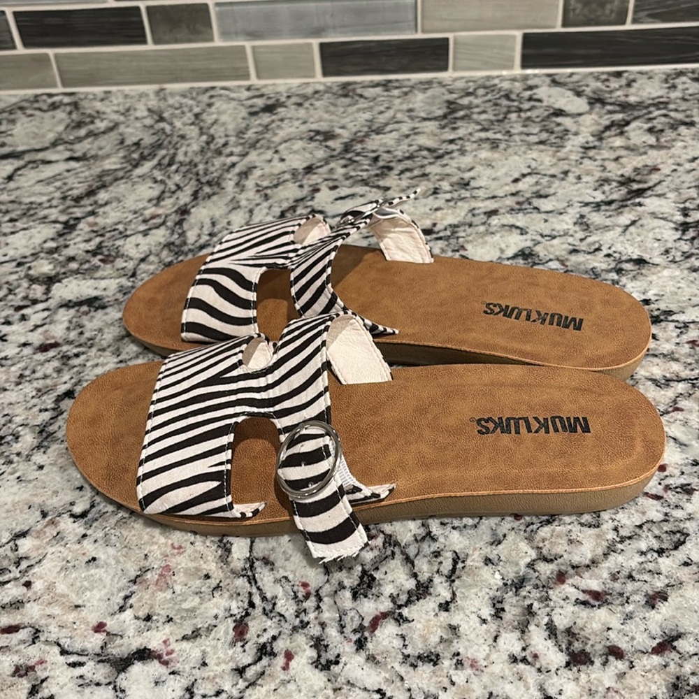 Muk Luks Black & White Zebra About You Sandal Size 9. EUC